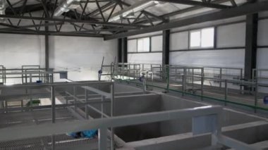 Arındırma kompleksinin atölyesindeki boş havzalar. Tedavi bitkisinin başlatılması için hazırlık. Su tortusu atölyesi