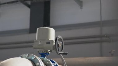 Kimya fabrikasındaki boru hattına bağlı metal borular. Ağır ekipmanların kullanıldığı rafineri fabrikasına su dağıtım boru hattı kuruldu