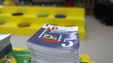 Kütüphanede tezgahta duran bir yığın edebiyat kitabı var. Devlet lisesine yeni gelen öğrencilere kitap dağıtmak.