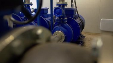 Tanklara su pompalamak için pompa sistemi. Hızlı ve etkili işlemler için makineler. Endüstriyel tesisin işleyişinin optimize edilmesi