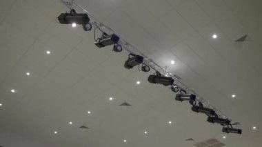 Tavan parlak spot ışıklarıyla süslenmiş. Tavanda, odanın farklı alanlarını vurgulamak için sıra sıra modern spot ışıkları yer alıyor.