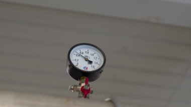 Tedavi atölyesindeki basınç ölçer ve kapakçığı kapat. Modern su rafinerisi ekipmanları üretim tesisinde