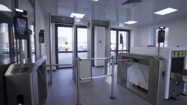 Modern kontrol noktası binanın girişinde. Kontrol noktası otomatik turnikeler ve güvenlik için tasarlanmış güvenlik tarayıcıları