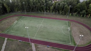 Spor stadyumu çeşitli aktiviteler için yer sağlar. Ağaçlarla çevrili stadyum ziyaretçilere hoş geldin ortamı sağlıyor