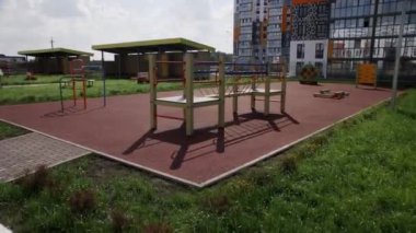 Anaokulunun bahçesindeki asfalt kortunda güneşli bir oyun alanı. Erken eğitim tesisi. Eğitim kurumlarının tasarımı