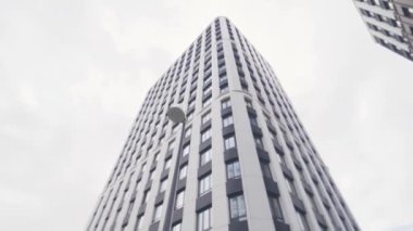 Şehir merkezinde gökyüzüne karşı yeni apartmanlar. Şehir sokakları ve konut binaları kavramı. Kentleşmenin gelişimi düşük açı çekimi