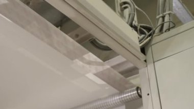 ALMATY, KAZAKHSTAN - 12 HAZİRAN 2024 Üretim hattı atölyede işçi kontrolü altında doku katmanı taşıyor. Fabrikada modern teknolojiyle kağıt imalatı
