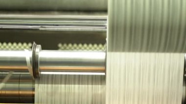 Metalle taşınan kağıt levha fabrika atölyesinde yakın plan çekte. Otomatik makine kağıt fabrikasında etiket kağıtlarıyla çalışır