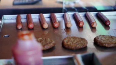 Pişirmeden önce ızgarada sosis ve pirzola pişir ki mükemmel bir tat alabilsin. Kafedeki şef işyerinin bir kısmını gösterme fikri