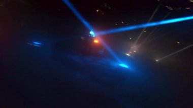 ALMATY, KAZAKHSTAN - 21 Şubat 2024: Canlı ışınlar altında müziğin melodisi etkinliğe heyecan katıyor. Müzik aletinin arkasında duran adam renkli lambalarla çevrili.