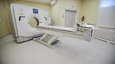 ALMATY, KAZAKHSTAN - 15 Mart 2024: CT tarama odası Tomografi tarayıcısını parlak ve modern tasarıma sahiptir. Taramalar sırasında hastanın endişesini azaltmak için sakinleştirici tonlarda boyanmış odalar.