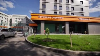 ALMATY, KAZAKHSTAN - 15 Mart 2024: ana kapıya merdivenlerle modern binaya giriş. Hastanenin ana girişinde hastane bölümleri hakkında bilgi vardır.