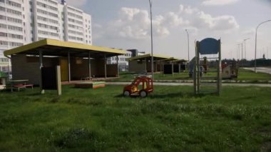 Çocuk parkının yakınındaki çocuk parkında yerleşim bölgesinde bulunan zırhlılar. Konut alanlarında altyapı geliştirme