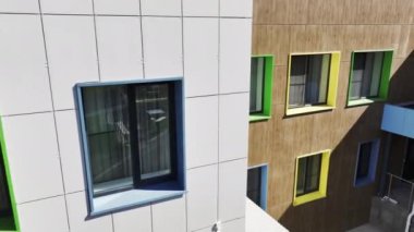 Büyük pencereler inşa ederek çevre şehir manzarası izlenebilir. Geniş cam yüzeyler endüstriyel çevreyi yansıtıyor. Anaokulu hava görüntüsü