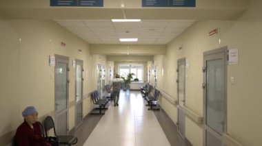 ALMATY, KAZAKHSTAN - 15 Mart 2024: LED lambalarla donatılmış hastane salonu parlak ışık yayıyor. Koridor boyunca konforlu banklar hastaların dinlenmesi için yer sağlar