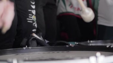 ALMATY, KAZAKHSTAN - 25 Mart 2024: Davulcu oyuncuları zafere ulaştırmak ve neşelendirmek için enerjik bir şekilde pozitif atmosfer oluşturur. Adam yavaş çekim ritmi yaratmak için çekiç kullanır.