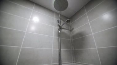 Duş ünitesi klozeti ve boş banyoya batmak. Minimalist tuvaletler ve oteldeki modern hizmetler. İç tasarım