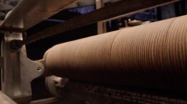 Boş atölyede davul ve silindirli eski kağıt kurutma makinesi. Sanayi müzesinde kağıt yapımı için klasik ekipman