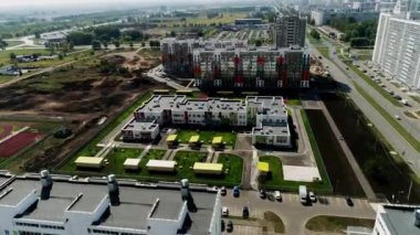 Şehrin merkez yolunun etrafındaki çok katlı binalar. Düzenli araba trafiğine sahip ana cadde şehrin çeşitli bölgelerini birbirine bağlıyor