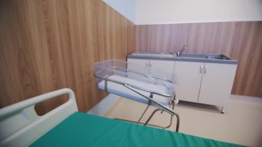Yatak ve beşik lavabonun yanında, bebek masası da boş koğuşta. Hastane odası anne ve yeni doğan bebek için hazırlandı.