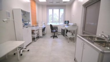 Bilgisayar inceleme ekipmanlarıyla modern otolaryngologist ofisi. Hastanede dijital aletlerle yenilenmiş dolap. Sağlık hizmetleri