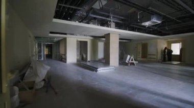 Tavanında klima olan yenilenmiş bir bina. Modern teknolojiyle ofis merkezinin yeniden inşası. İç mimari