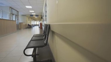 Çocuk hastanesinde tedavi odalarının yanında sandalyeleri olan geniş bir salon. Rahat mobilyaları olan bir klinik davetkar bir ortam yaratır.