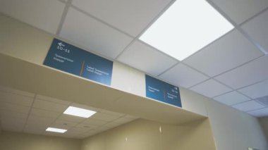 Çocuk hastanesindeki koridora yön tabelaları asılmış. Modern klinikteki hastalar için hızlı navigasyon için elverişli maslar