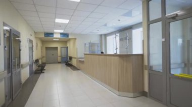 Resepsiyon masası işçilerle dolu bir çocuk hastanesi. Modern klinik, çocuklara destekleyici çevre hizmeti sunmaktadır