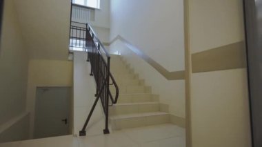 Çocuk hastanesinde merdivenleri ve acil çıkışı olan bir salon. Modern klinikte hızlı seyrüsefer için sağlık çalışanlarına ayrılmış bir alan