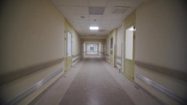 LED lambalarla donatılmış geniş çocuk hastanesi salonu parlak bir aydınlanma yaratıyor. Yenileme çalışmaları aşamasında belediye kliniği