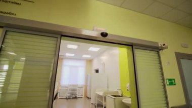 Hasta ilaç reçeteleri için masaları ve yazıcıları olan geniş bir hemşire ofisi. Kağıtları doldurmak için yerleşik dayanak