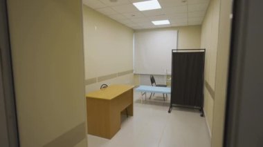 Çocuk kliniğinde muayene organları için ultrason cihazlı tedavi odası. Hastalığı acısız hızlı tespit eden modern bir makine.