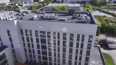 Çocuk hastanesinin modern binası yerleşim bölgesinde. Geniş sağlık merkezi, genç sakinlere hava manzaralı kaliteli hizmetler sunuyor