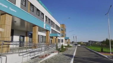 Çocuk polikliniğine giden koridorda ziyaretçilere kolaylık olsun diye bölümlerin isimleri var. Tıp merkezlerinin çağdaş mimarisi