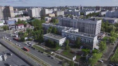 Çocuk hastanesi çok katlı modern bir şehir. Güneşli bir günde, şehir sakinleri için hayati altyapı manzarası