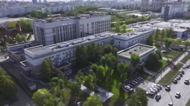 Modern şehirde yaz günü çocuk hastanesinin çok katlı binası. Vatandaşların hava görüşü için hayati altyapıya sahip konut alanı