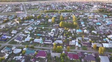 Büyüleyici kulübelerle süslenmiş bir yerleşim yeri. Parlak renklerle boyanmış evler huzurlu yerleşim alanındaki sessiz sokaklar.