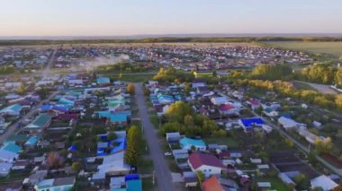 Büyüleyici yazlık kasaba sakinleri için huzurlu bir ortam sağlıyor. Köydeki yol yerleşim yerleriyle dolu. Tarlalarla çevrili kulübeler