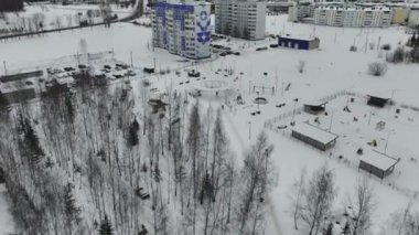 Kış günü yerleşim yerlerinde yüksek binalar. Şehrin kenar mahallelerinde bulunan küçük çok katlı kompleks sakin bir yaşam deneyimi sunuyor