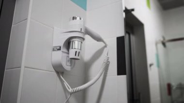 Halka açık banyoda saç kurutma makinesi. Spor salonundaki duşta kuaför aletleri. Hijyen ve vücut bakım malzemeleri.
