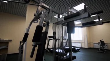 Boş spor salonunda karmaşık ağırlık kaldırma sistemi. Spor kulübünde kas ve göğüs kasları gelişiyor. Atletik ekipman