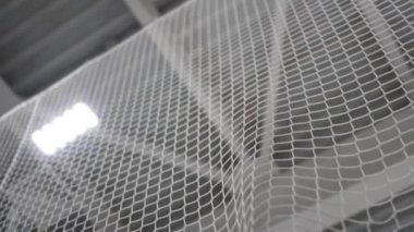 Kısıtlı yumuşak ağ koruması seyircilerle birlikte kazara pak vuruşlarına karşı ayakta duruyor. Buz hokeyi sahasında güvenlik önlemleri