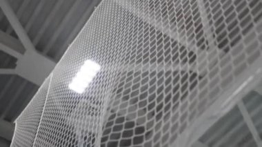 Seyirci tribünleri boyunca uzanan ağ, buz sahasında uçan spor ekipmanlarını güvenilir bir şekilde yakalayacaktır. Maçın stantlardan görünmesine izin verme kısıtlaması