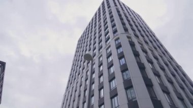 Şehir merkezinde minimalist mimari standı olan binalar. İş bölgesinde, çağdaş tasarımı düşük açılı çekime yükselen binalar yer alıyor