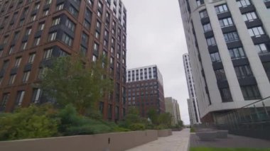 Yeşillik FPV 'si olan bir yaya bölgesi var. Çağdaş ofis binaları şehir merkezinde avlusu olan patikanın yanında duruyor.