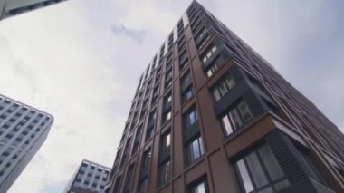 Ofis binalarının modern cephelerinde büyük pencereler vardır. İş alanı şehir merkezindeki modern binalardan oluşur. Kamera döndürür