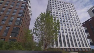 Şehir merkezindeki yürüyüş alanının yakınındaki şehir ofis binaları. İş bölgesinde park alçak açılı çekimlerde modern mimari binalar yer alıyor