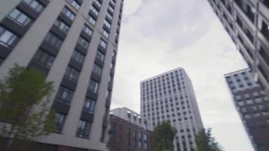 Ticaret bölgesinde modern ticari yüksek binalar yer alıyor. Şehir merkezindeki yürüyüş yolunun yanında ofis binaları birbirine yakın duruyor.