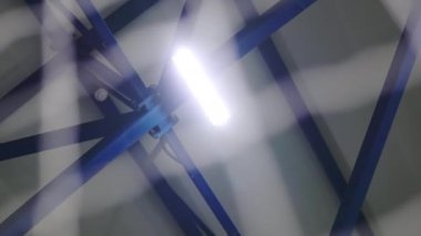 Geniş spor hangarının tavanının altında LED lambalarla donatılmış metal eşyalar. Girişim çalışanları için kurumsal dinlenme yeri